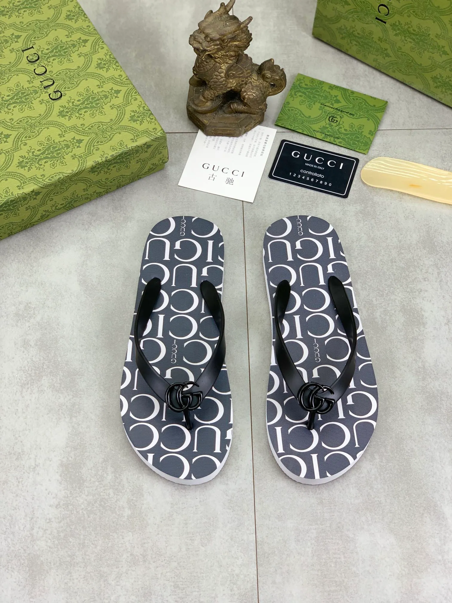 Men's men's shoes 💰P220💰【New style】🆘【GUCCI】Official website's popular Gucci adult couple 🧑‍🤝‍🧑 style, children's flip-flops are on sale at the counter simultaneously! Original fabric imported from Italy. Original bottom provided by the original factory. Size: Adult 36-45. Children’s size: 30-37. Multiple colors available.